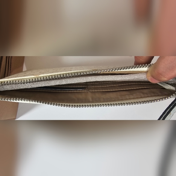 Guess Wristlet - Picture 5 of 5